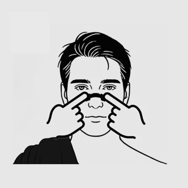 Colócala: Coloca la tira nasal centrada sobre el puente de...